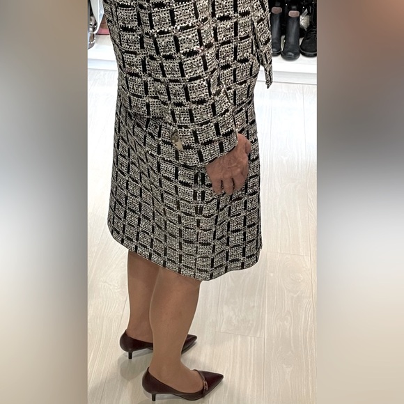 SALE! Chanel Black & White Silk Blend Tweed Skirt - Picture 10 of 14